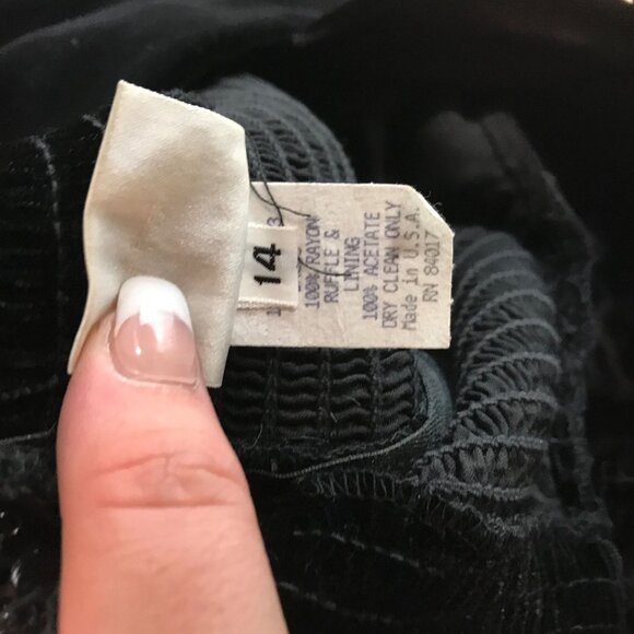 VTG MODA INT'L - WOMEN'S 14 - BLACK SHORT RUFFLE SLEEVES VELOUR DRESS - Picture 5 of 5